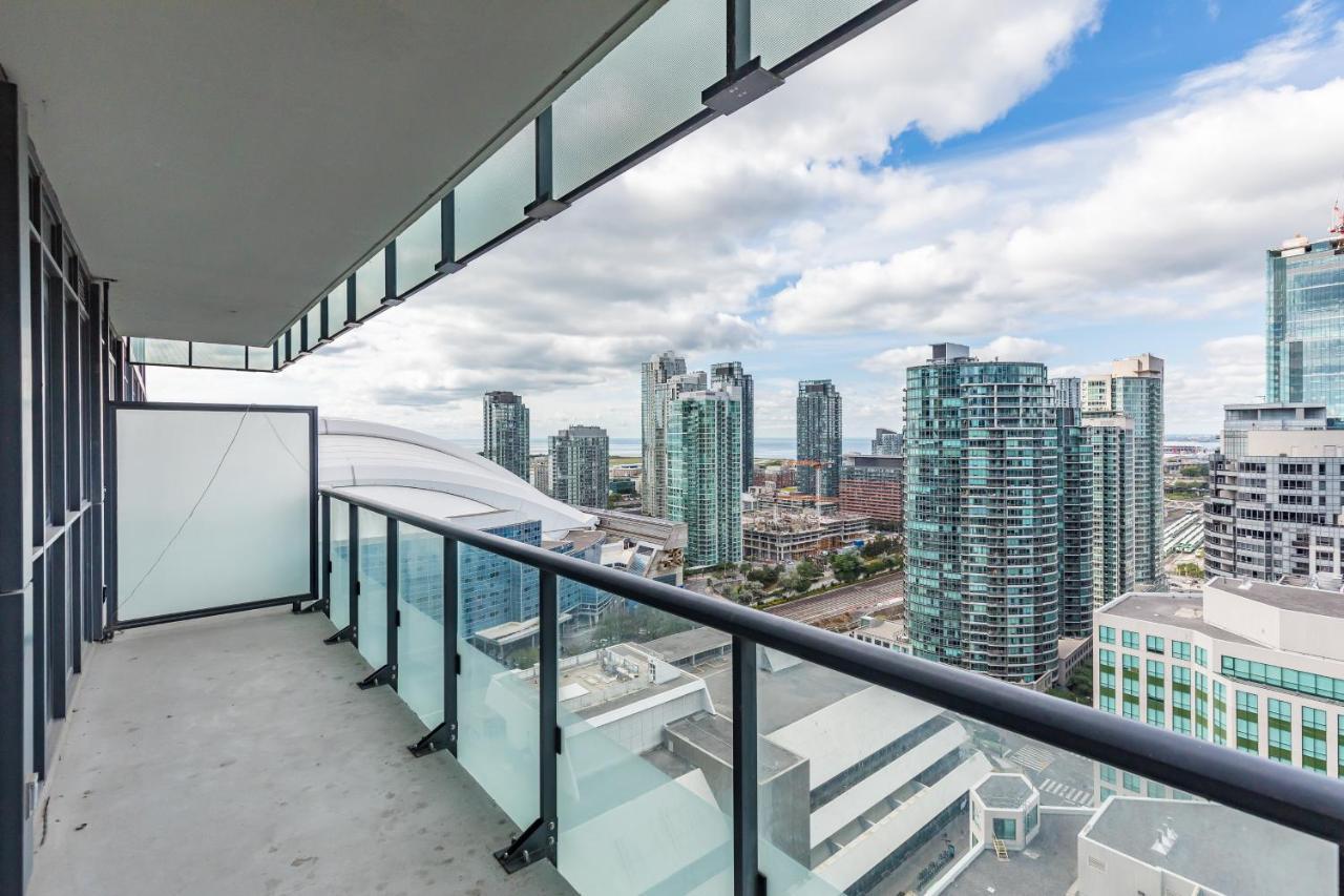 Across From The Cn Tower, Metro Toronto Convention Centre And Rogers Centre In Downtown Toronto Core Apartment Exterior photo