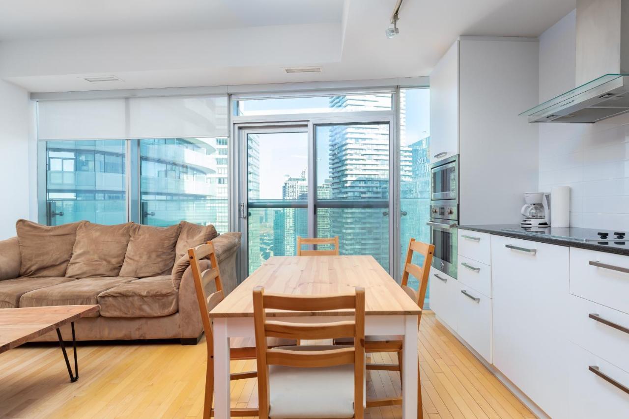 Across From The Cn Tower, Metro Toronto Convention Centre And Rogers Centre In Downtown Toronto Core Apartment Exterior photo