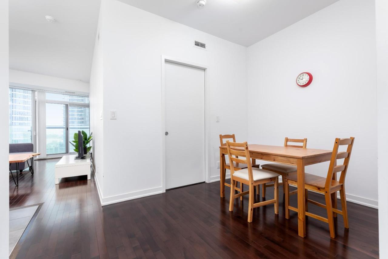Across From The Cn Tower, Metro Toronto Convention Centre And Rogers Centre In Downtown Toronto Core Apartment Exterior photo